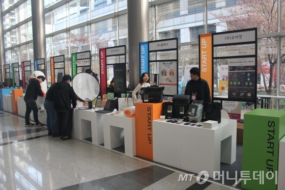 제4회 창조경제박람회장 복도에 꾸려진 스타트업 부스/사진=류준영 기자