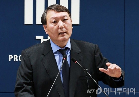 ‘박근혜-최순실 게이트’ 수사를 맡게 된 박영수 특별검사가 1일 법무부와 검찰에 윤석열(55·사법연수원 23기) 대전고검 검사를 특검팀 수사팀장으로 파견해달라고 요청했다. 윤석열 검사는 박영수 특별검사가 대검찰청 중수부장으로 재직할 당시에 중수부 선임연구관으로 함께 호흡을 맞춘 바 있으며 지난 2013년 국가정보원 대선·정치 개입 의혹 특별수사팀장을 맡았다가 검찰 지휘부와 갈등 속에 좌천성 인사 조치를 당했다.사진은 지난 2012년 중앙지검에서 브리핑하는 윤석열 검사.(뉴스1DB)2016.12.1/뉴스1