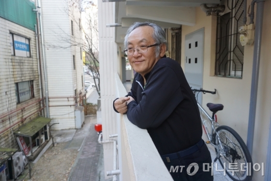 모친을 위해 새우 요리를 만드는 정성기씨. /사진=김지훈 기자