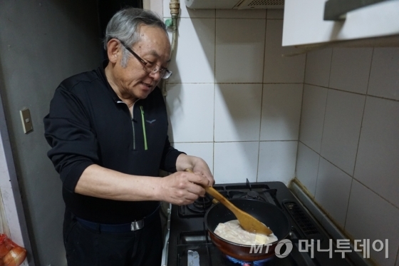 에세이 '나는 매일 엄마와 밥을 먹는다'를 출간한 저자 60대 정성기(오른쪽)씨가 치매를 앓는 90대 노모인 전정금씨 입안에 캐러멜을 넣어 드리고 있다. /사진=김지훈 기자