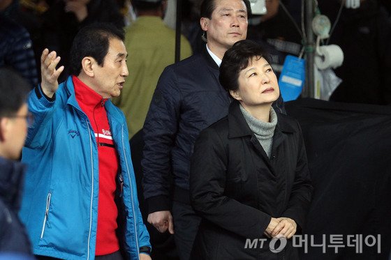 박근혜 대통령이 1일 오후 큰 불이나 잿더미로 변한 대구 중구 서문시장을 방문해 김영오 상인연합회 회장과 함께 화재 현장을 둘러보고 있다.2016.12.1/뉴스1 <저작권자 © 뉴스1코리아, 무단전재 및 재배포 금지>