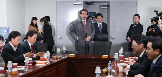 김무성 새누리당 전 대표, 유승민 의원이 1일 서울 여의도 국회 의원회관에서 열린 비상시국위원회에 참석하고 있다./사진=뉴스1