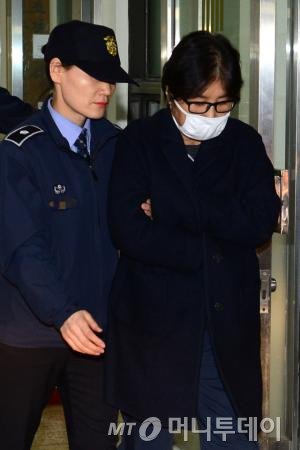 국정 운영에 개입하고 각종 불법행위를 저지르며 '비선 실세'로 지목된 최순실(60·구속) 씨가 11월22일 오후 서울 중앙지검에서 조사를 받고 구치소로 향하고 있다. 2016.11.22/뉴스1 <저작권자 © 뉴스1코리아, 무단전재 및 재배포 금지>