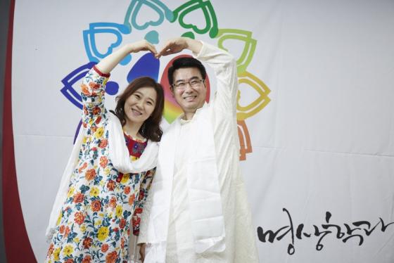원광디지털대학교 요가명상학과 심범철 씨와 이은영 씨