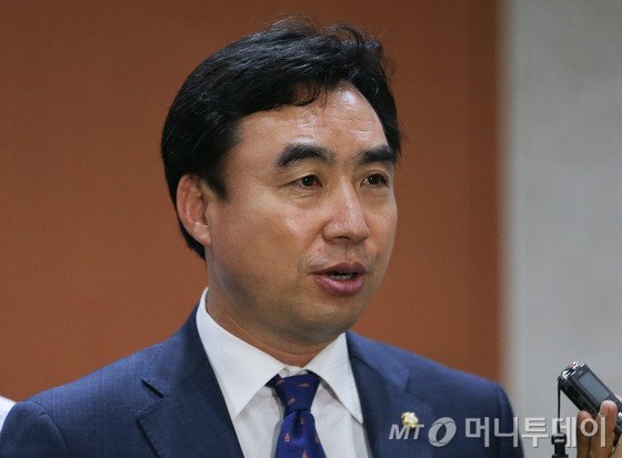 윤관석 더불어민주당 수석대변인이 8일 서울 여의도 국회 정론관에서 추미애 대표의 전두환 전 대통령 예방 일정을 취소한다고 밝힌 뒤 기자들의 질문에 답하고 있다. 추미애 대표는 오는 12일 오후 서울 연희동을 찾아 전두환 전 대통령을 예방할 예정이었다. 2016.9.8/뉴스1  <저작권자 © 뉴스1코리아, 무단전재 및 재배포 금지>