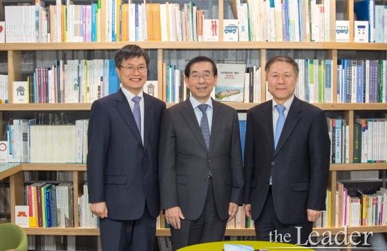 ▲넥스트 프레지던트 특별 대담에서 포즈를 취하고 있다. 좌측부터 홍찬선 머니투데이 상무, 박원순 서울시장, 김택환 전 경기대 교수