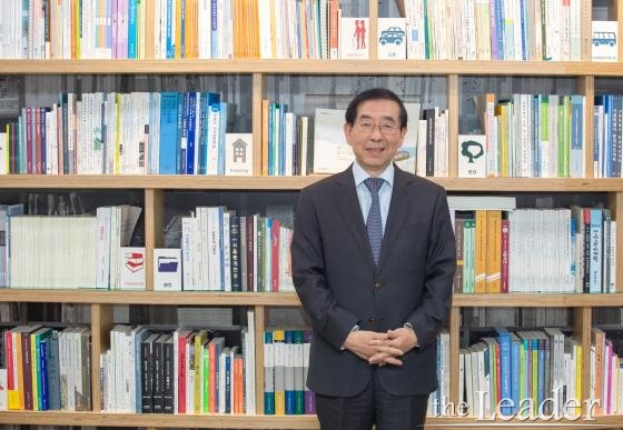 ▲넥스트 프레지던트 특별 대담 세번째 주인공 박원순 서울특별시장이 시청에서 열린 대담 후 포즈를 취하고 있다.