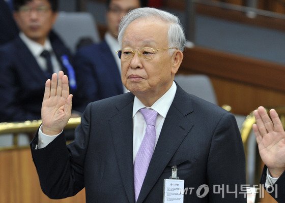 손경식 CJ그룹 회장이 6일 서울 여의도 국회에서 열린 박근혜 정부의 최순실 등 민간인에 의한 국정농단 의혹 사건 진상 규명을 위한 국정조사 특별위원회 청문회에서 증인선서를 하고 있다. 2016.12.6/뉴스1  <저작권자 © 뉴스1코리아, 무단전재 및 재배포 금지>