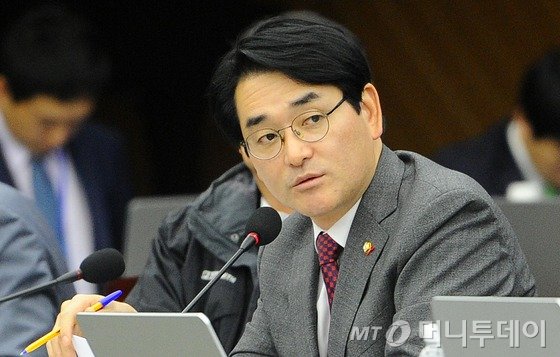 14일 오전 부산 남구 부산국제금융센터에서 열린 국회 정무위원회 국정감사에 참석한 박용진 더불어민주당 의원이 질의를 하고 있다. 2016.10.14/뉴스1