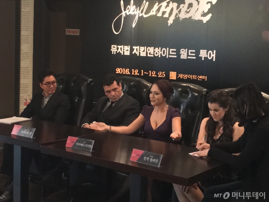 '지킬앤하이드 월드투어'의 시작인 대구 공연에 출연 중인 루시 역의 다이애나 디가모(가운데)가 7일 대구 계명대에서 열린 기자간담회에서 "나에 대한 기대치가 높다는 걸 잘 알고 있어서 첫 공연때 많이 긴장했다"고 털어놨다. /사진제공=오디컴퍼니