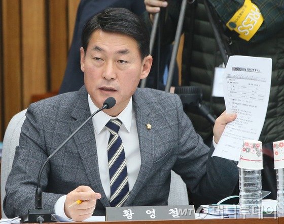 황영철 새누리당 의원이 7일 서울 여의도 국회에서 열린 박근혜 정부의 최순실 등 민간인에 의한 국정농단 의혹사건 진상규명을 위한 국정조사 청문회에서 질의하고 있다. 2016.12.7/뉴스1  <저작권자 © 뉴스1코리아, 무단전재 및 재배포 금지>