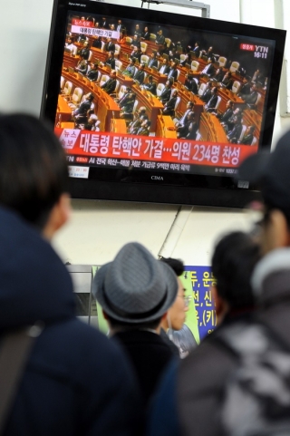 박근혜 대통령 탄핵소추안 표결일인 9일 오후 경기도 수원시 팔달구 수원역에서 시민들이 탄핵안 표결 생방송을 지켜보고 있다./ 사진=뉴스1