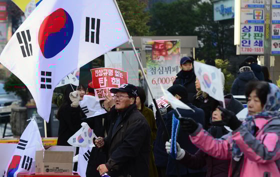 9일 오전 서울 여의도 새누리당사 앞에서 박사모 등 보수단체 회원들이 대통령 탄핵 반대 집회를 진행 중이다./ 사진제공=뉴스1