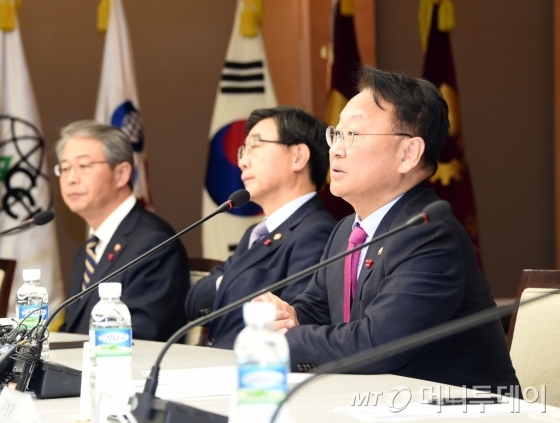 유일호 부총리 겸 기획재정부 장관이 12월 10일 남대문 대한상공회의소에서 경제5단체장 간담회에 참석했다/사진= 기재부