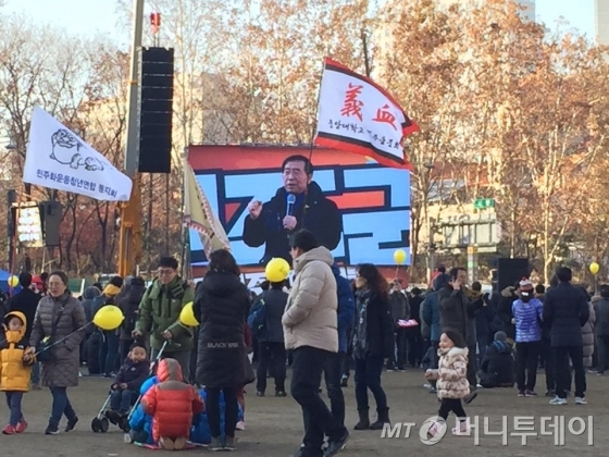 10일 오후 3시 서울 시청광장에서 민주주의국민행동 등 20여개 시민단체가 주최한 '국민주권시대를 선언한다' 집회에서 박원순 서울시장이 발언에 나섰다./사진=방윤영 기자