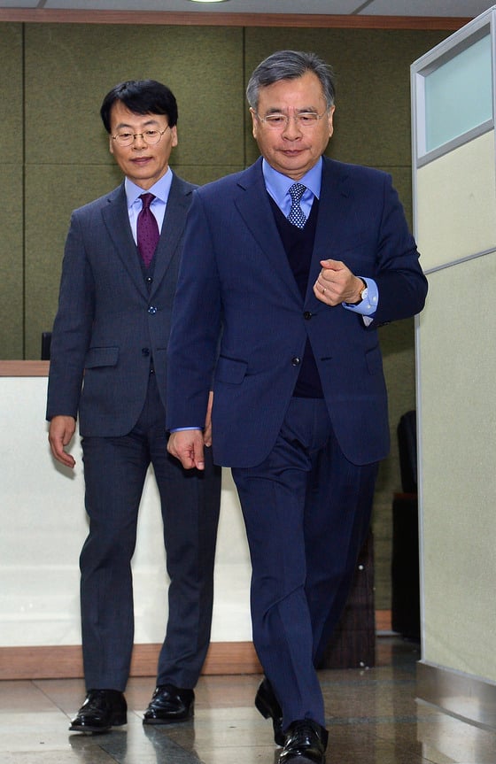 '최순실 국정농단' 사태 규명을 위해 꾸려진 특별검사팀의 박영수 특검이 11일 오전 서울 서초구 법무법인 강남 사무실을 나서고 있다. /사진=뉴스1