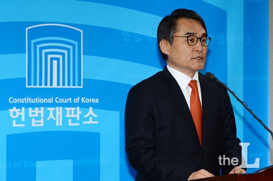 배보윤 헌법재판소 공보관이 12일 오후 서울 종로구 헌법재판소에서 박근혜 대통령 탄핵심판 심리 준비와 관련한 첫 재판관회의 내용에 대해 브리핑을 하고 있다. /사진=뉴스1