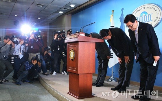 정진석 새누리당 원내대표와 김광림 정책위의장, 김도읍 원내수석부대표가 12일 오후 서울 여의도 국회 정론관에서 열린 원내지도부 사퇴 기자회견에서 인사를 하고 있다. /사진=뉴스1