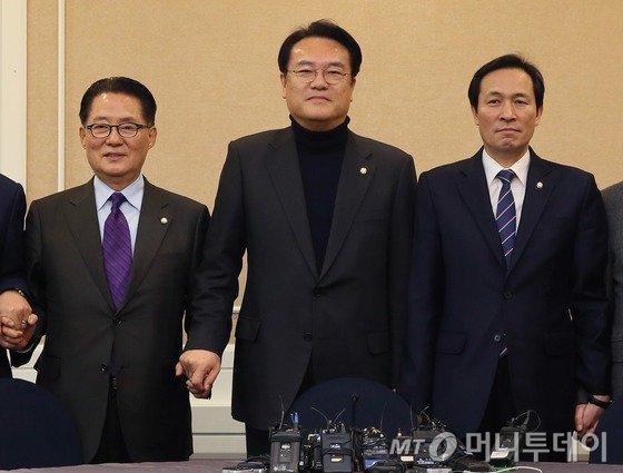 정진석 새누리당 원내대표와 우상호 더불어민주당 원내대표, 박지원 국민의당 원내대표가 12일 서울 여의도 국회 귀빈식당에서 여야3당 원내대표 회동을 하고 있다. 이날 회동에서는 12월 임시국회 일정, 여야정 협의체 구성 및 국정 안정을 위한 상임위 활동 내용 등이 주로 논의될 예정이다. 2016.12.12/뉴스1 <저작권자 © 뉴스1코리아, 무단전재 및 재배포 금지>