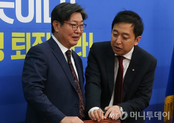 이춘석 더불어민주당 탄핵추진실무준비단장과 금태섭 간사가 23일 서울 여의도 국회에서 열린 탄핵추진 실무준비단 첫 회의에서 모두발언을 하고 있다. 2016.11.23/뉴스1