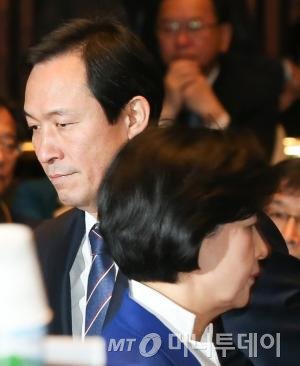 추미애 더불어민주당 대표가 12일 서울 여의도 국회에서 열린 의원총회에서 모두발언을 마친 뒤 우상호 원내대표 옆을 지나고 있다. 2016.12.12/뉴스1  <저작권자 © 뉴스1코리아, 무단전재 및 재배포 금지>