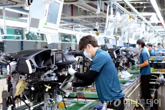 현대모비스 아산공장에서 작업자가 신형 그랜저에 탑재될 프론트샤시모듈을 조립하고 있다./사진=현대모비스