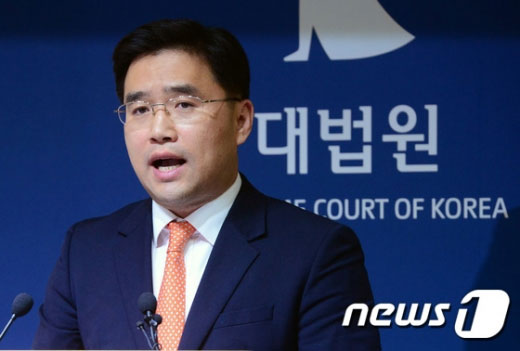 조병구 대법원 공보관(부장판사)이 15일 오후 서울 서초동 대법원 브리핑룸에서 국회 청문회 도중 불거진 양승태 대법원장 일상 사찰 의혹에 대한 입장발표를 하고 있다. /사진제공=뉴스1