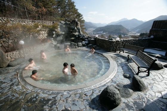 경북 울진군 덕구온천 노천탕의 겨울 풍경.  /사진제공=한국관광공사