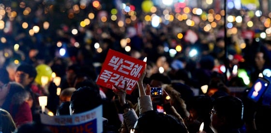 17일 오후 서울 종로구 헌법재판소 인근에서 8차 촛불집회 참가자들이 헌법재판소를 향해 촛불을 들었다./ 사진제공=뉴스1