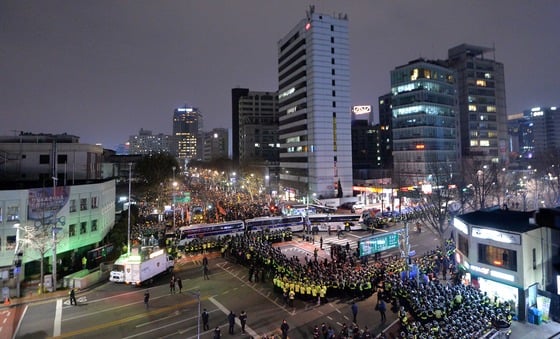 17일 오후 서울 종로구 헌법재판소 인근에서 8차 촛불집회에 참가한 시민들이 헌재를 향해 대통령 퇴진을 촉구하는 촛불을 밝히고 있다./ 사진제공=뉴스1