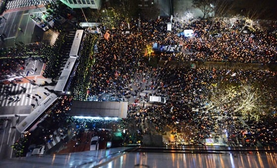 17일 오후 서울 종로구 헌법재판소 인근에서 8차 촛불집회에 참가한 시민들이 헌재를 향해 대통령 퇴진을 촉구하는 촛불을 밝히고 있다./ 사진제공=뉴스1