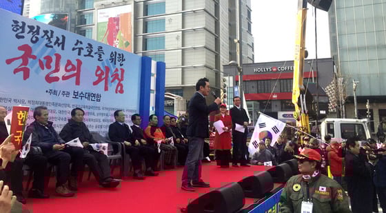 박근혜 대통령 첫 미국 순방에서 인턴 성추행 파문으로 경질됐던 윤창중 전 청와대 대변인이 지난 3일 동대문디자인플라자에서 열린 보수단체 집회에 참가해 발언하고 있다. 윤 전 대변인은 이날 "대한민국 쓰레기 언론과 양아치 언론이 윤창중에 가했던 생매장을 박 대통령에게 하고 있는 것"이라고 주장했다. /사진=뉴스1