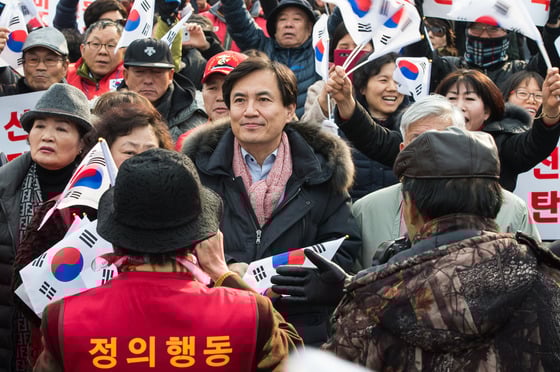 김진태 새누리당 의원이 지난 17일 서울 종로구 세종로소공원에서 열린 박근혜 대통령 탄핵 기각 촉구 보수단체 집회에 참석했다. /사진=뉴스1