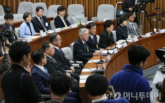 김종덕 전 문화체육관광부 장관이 15일 오전 서울 여의도 국회에서 열린 '박근혜 정부의 최순실 등 민간인에 의한 국정농단 의혹사건 진상규명을 위한 국정조사 특별위원회' 4차 청문회에서 의원들의 질의에 답변하고 있다. 2016.12.15/뉴스1 <저작권자 © 뉴스1코리아, 무단전재 및 재배포 금지>