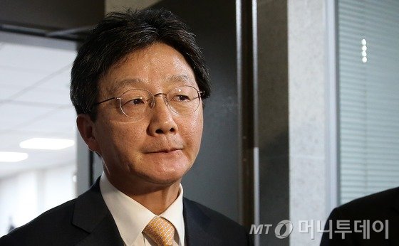 유승민 새누리당 의원이 19일 오후 서울 여의도 국회 의원회관에서 비박계가 자신을 비대위원장으로 추천한 것에 대한 입장을 밝히며 생각에 잠겨 있다.김무성 등 비상시국위원회 참여 비박계 의원 15명은 이날 국회에서 모임을 갖고 당 비상대책위원장으로 유승민 의원을 추천했다. 2016.12.19/뉴스1 <저작권자 © 뉴스1코리아, 무단전재 및 재배포 금지>