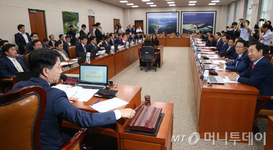 20일 서울 여의도 국회에서 열린 국토교통위원회 전체회의에서 조정식 위원장이 의사봉을 두드리며 안건을 상정하고 있다 . 2016.6.20/뉴스1 <저작권자 © 뉴스1코리아, 무단전재 및 재배포 금지>