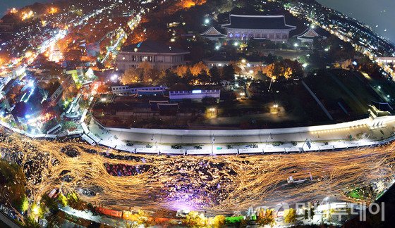 우상호 더불어민주당 원내대표가 8일 서울 여의도 국회에서 열린 의원총회에서 의원직 사직서를 들고 모두발언을 하고 있다. 2016.12.8/뉴스1  <저작권자 © 뉴스1코리아, 무단전재 및 재배포 금지>
