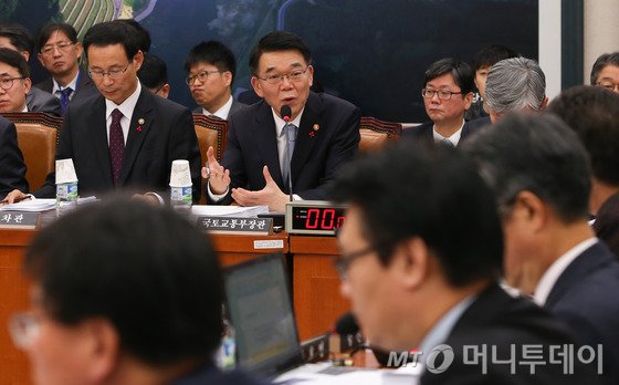 강호인 국토교통부 장관이 15일 서울 여의도 국회에서 열린 국토교통위원회 전체회의에서 의원들의 질의에 답하고 있다. 2016.12.15/뉴스1 <저작권자 © 뉴스1코리아, 무단전재 및 재배포 금지>