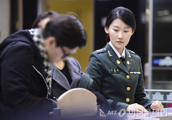 '세월호 7시간'의 열쇠를 쥔 것으로 지목된 조여옥 대위(오른쪽)가 22일 서울 여의도 국회에서 열린 최순실 국조특위 5차 청문회에 출석하기에 앞서 민원실 앞에서 방문증 서류를 작성하고 있다. /사진=뉴스1