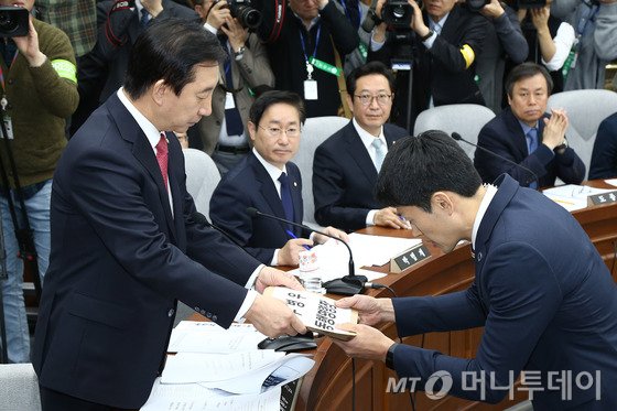 김성태 국조특위원장이 지난 7일 오전 서울 여의도 국회에서 열린 '박근혜정부의 최순실 등 민간인에 의한 국정농단 의혹사건 진상규명을 위한 국정조사특별위원회 2차 청문회'에서 불출석 증인들에 대한 동행명령장을 국회 경위들에게 전달하고 있다. /사진=뉴스1