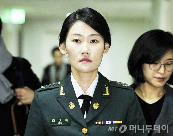 '세월호 7시간'의 열쇠를 쥔 것으로 지목된 조여옥 대위가 22일 서울 여의도 국회에서 열린 최순실 국조특위 5차 청문회에 출석하기 위해 들어가고 있다. (사진공동취재단) 2016.12.22/사진=뉴스1