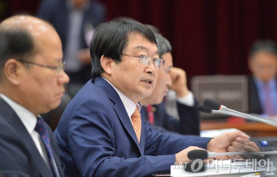 백승주 새누리당의원이 12일 충남 계룡대에서 열린 국회 국방위의 육군본부 국정감사에서 질의를 하고 있다. 2016.10.12/뉴스1  <저작권자 © 뉴스1코리아, 무단전재 및 재배포 금지>