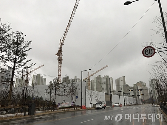 경기 하남시 망월동에서 공동주택 공사가 한창이다. /사진=신현우 기자