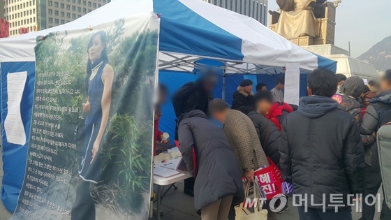 아들 김씨는 지난달 12일 3차 촛불집회부터 매주 토요일 광화문광장에 나왔다. 어머니 사망 진상규명 탄원서에 서명한 인원은 현재 9600명에 달한다./ 사진제공=김형진씨