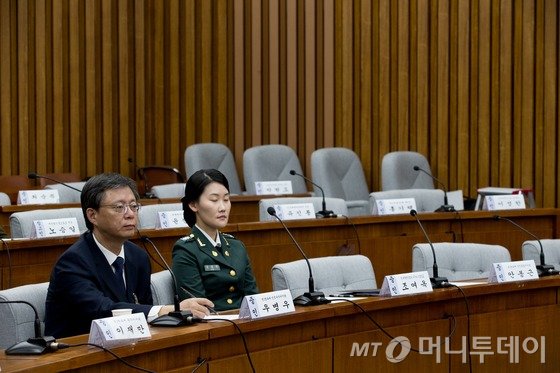 22일 오전 서울 여의도 국회에서 열린 박근혜정부의 최순실 등 민간인에 의한 국정농단 의혹사건 진상규명을 위한 국정조사 5차 청문회에 참석한 우병우 전 청와대 민정수석(왼쪽)과 조여옥 전 청와대 간호장교가 의원들의 질의를 듣고 있다. /사진=뉴스1  <저작권자 &copy; 뉴스1코리아, 무단전재 및 재배포 금지>