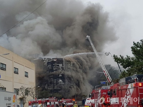 26일 오전 9시 54분께 부산 서구 암남동에 있는 사조물류센터에서 불이나 연기가 치솟는 현장에서 소방대원들이 진화작업을 하고 있다.(부산소방본부 제공)2016.12.26/뉴스1  <저작권자 &copy; 뉴스1코리아, 무단전재 및 재배포 금지>