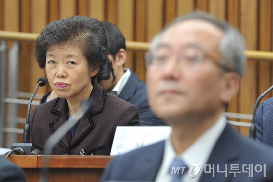 이임순 순천향대서울병원 교수가 14일 오전 국회에서 열린 '박근혜 정부의 최순실 등 민간인에 의한 국정농단 의혹사건 진상규명을 위한 국정조사 제3차 청문회'에서 서창석 전 대통령 주치의를 바라보고 있다. 2016.12.14/뉴스1   <저작권자 © 뉴스1코리아, 무단전재 및 재배포 금지>