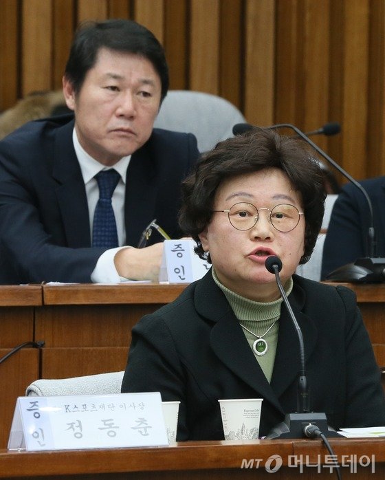 김경숙 전 이화여대 체육대학장이 15일 오전 서울 여의도 국회에서 열린 '박근혜 정부의 최순실 등 민간인에 의한 국정농단 의혹사건 진상규명을 위한 국정조사 특별위원회' 4차 청문회에서 의원들의 질의에 답변하고 있다. 김경숙 학장 뒤는 남궁곤 이대 전 입학처장. 2016.12.15/뉴스1  <저작권자 © 뉴스1코리아, 무단전재 및 재배포 금지>