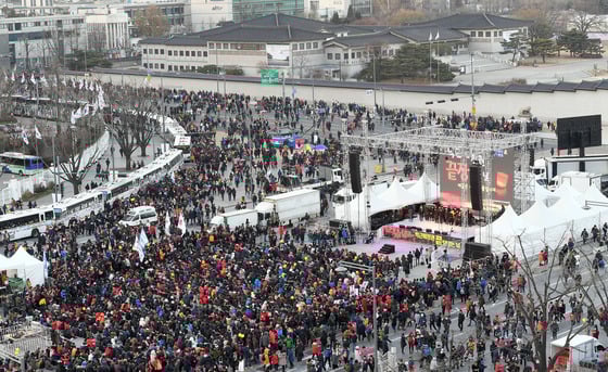 17일 서울 광화문광장에서 열린 8차 촛불집회에서 참가자들이 대통령 즉각 퇴진구호를 외치며 청와대 방면으로 행진 중이다./ 사진제공=뉴스1