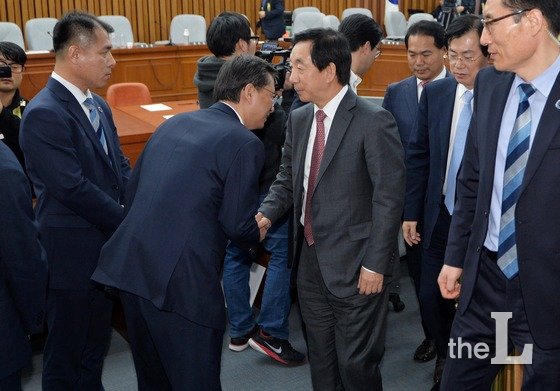 우병우 청와대 전 민정수석이 22일 오후 서울 여의도 국회에서 열린 '박근혜 정부의 최순실 등 민간인에 의한 국정농단 의혹 사건 진상 규명을 위한 국회 국정조사특별위원회' 제5차 청문회를 마친 뒤 김성태 위원장과 악수하며 웃음짓고 있다. /사진=뉴스1